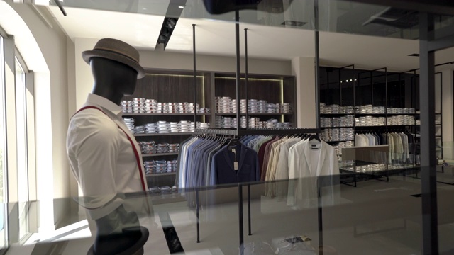 一个展示奢侈品牌独家男装店内部。商业时尚店的概念视频素材