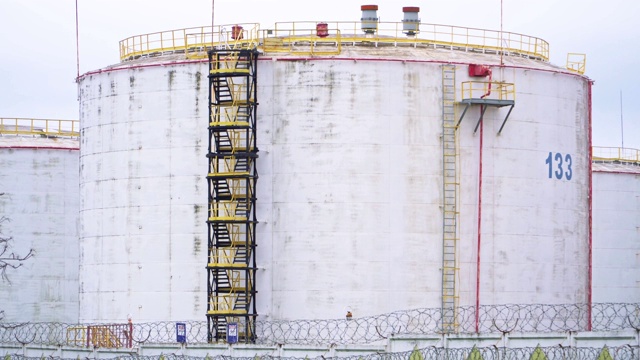 炼油厂里的巨型油罐视频素材