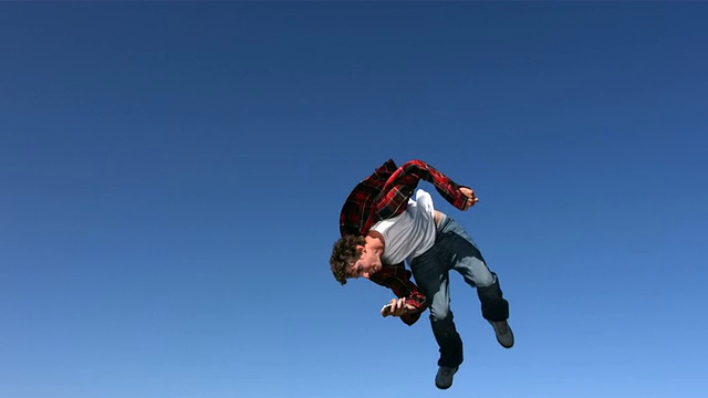 十几岁的男孩在空中翻转和旋转，慢镜头视频素材