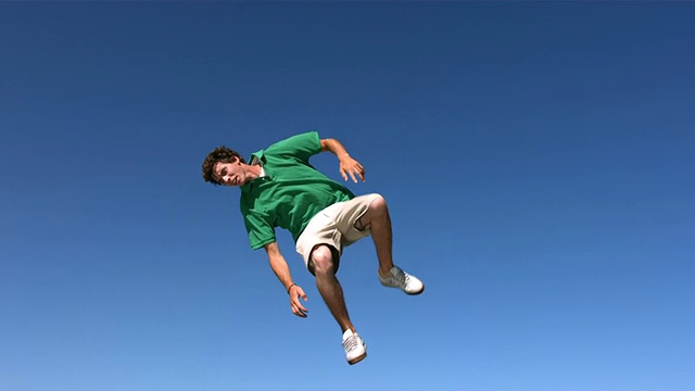 少年在空中翻转，慢镜头视频素材