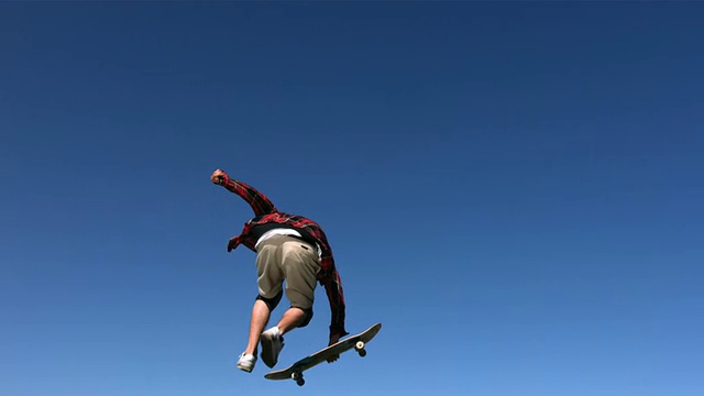 滑板者在空中飞行，慢动作视频素材