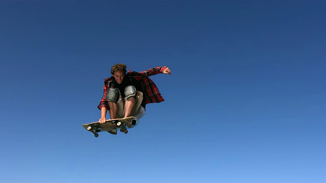 滑板者在空中飞行，慢动作视频下载