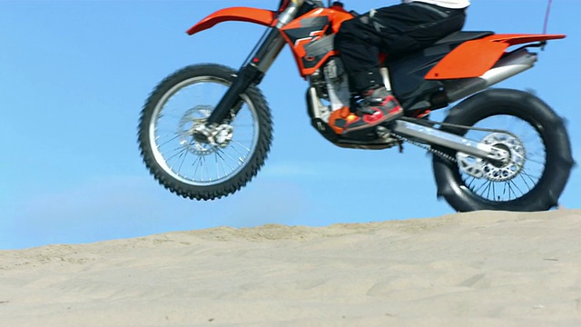 摩托车前轮在沙地上，慢镜头视频素材