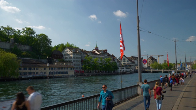 苏黎世市晴天著名的市中心滨河湾有轨电车乘坐侧街景4k瑞士视频下载