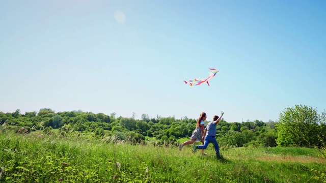 小男孩和小女孩喜欢放风筝散步视频素材