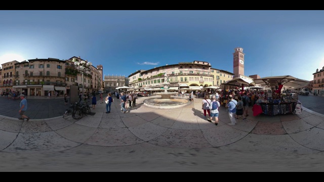 360 VR / People广场与圣母喷泉维罗纳视频素材