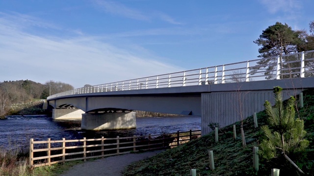 英国苏格兰因弗内斯河上的霍尔姆米尔斯桥视频素材
