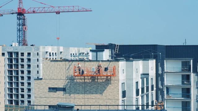 高层建筑粉刷-工人在施工中的摇篮，时光流逝视频素材