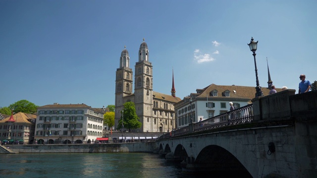 阳光明媚的一天苏黎世市主教堂河桥慢镜头全景4k瑞士视频下载
