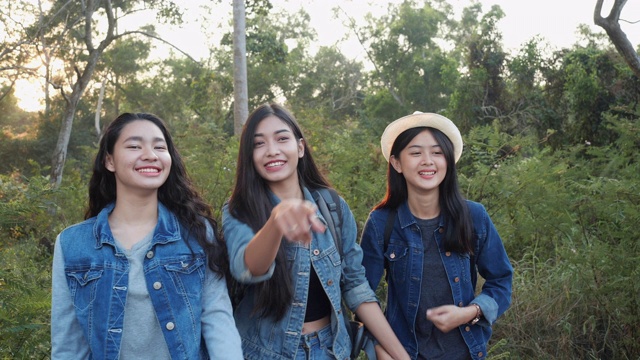 三个亚洲年轻女人一起旅行，享受快乐。旅游度假、自由度假、时尚生活理念。视频下载