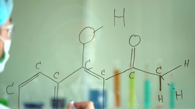 自信的年轻女科学家在现代实验室工作时在一块玻璃板上写结构化学公式，他戴着护目镜和白大褂。女化学家在白板上画化学公式。视频下载