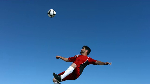 足球运动员在半空中踢球，慢动作视频下载