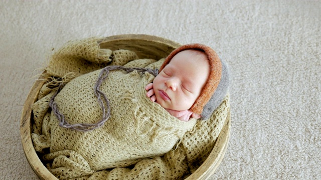 刚出生的男婴在襁褓中睡觉视频素材