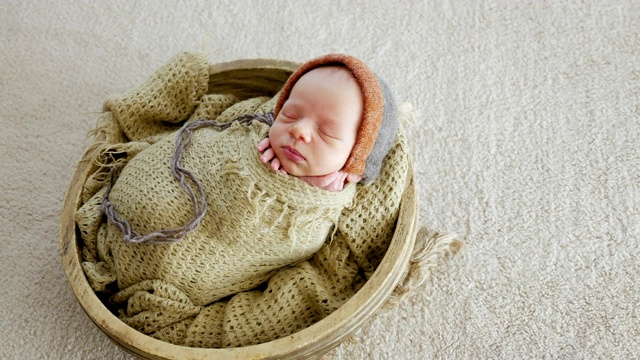 刚出生的男婴在襁褓中睡觉视频素材