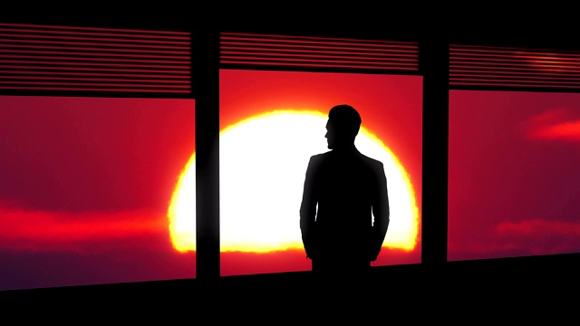 那个男人站在窗户旁边，背景是巨大的太阳。时间流逝视频素材