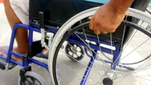 残疾人活跃的高级非洲裔美国人的特写移动他的轮椅上散步4k视频下载