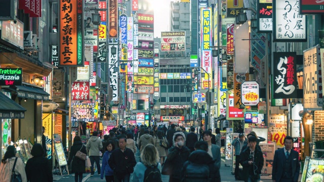 4K时间推移-日落的人群购物在新宿地区视频素材