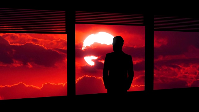 那个男人站在窗边，背景是明亮的太阳。时间流逝视频素材