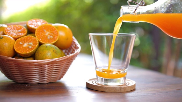 新鲜橙汁倒入杯中，慢动作视频下载