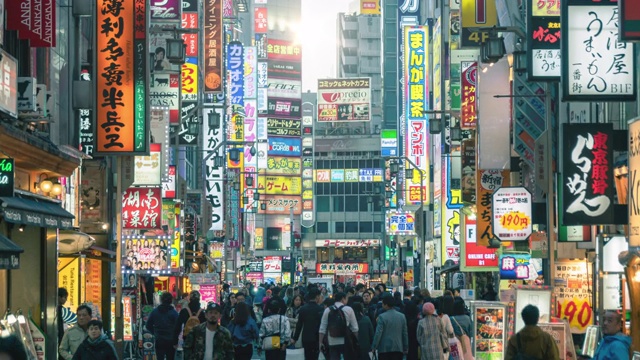 4K时间推移-日落的人群购物在新宿地区，缩放在短。视频素材