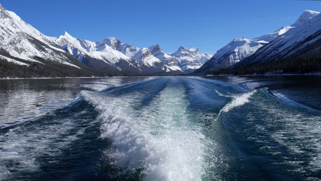 加拿大阿尔伯塔省碧玉国家公园的船灵岛上的恶性湖景视频素材