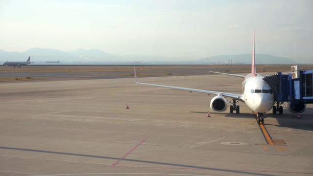 机场候机楼的登机口有飞机降落视频素材