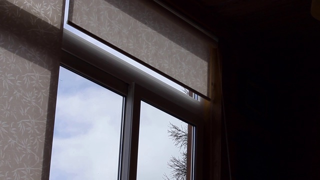 环境百叶窗从现代室内窗户打开视频素材