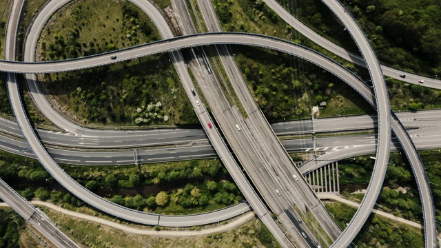 无人机俯视图的公路交叉立交。视频素材