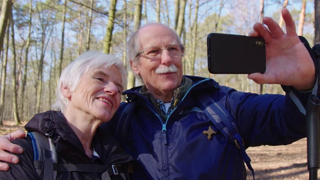 快乐的老夫妇在旅行中自拍视频下载