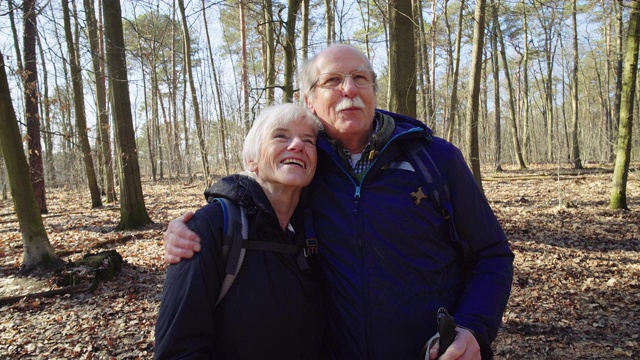 一对老年夫妇在森林探险时聊天视频下载