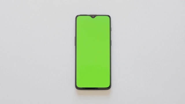 绿色屏幕——一台现代智能手机躺在白色背景上视频素材