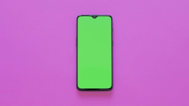 绿色屏幕——粉色背景下的现代智能手机视频素材