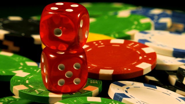 赌博钱筹码和红色骰子视频下载