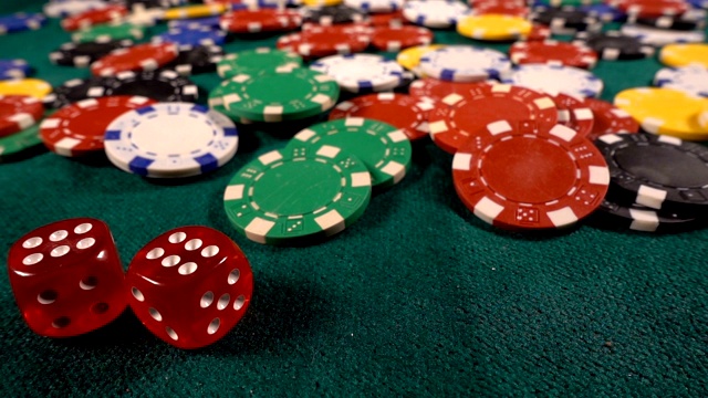 赌博钱筹码和红色骰子视频素材
