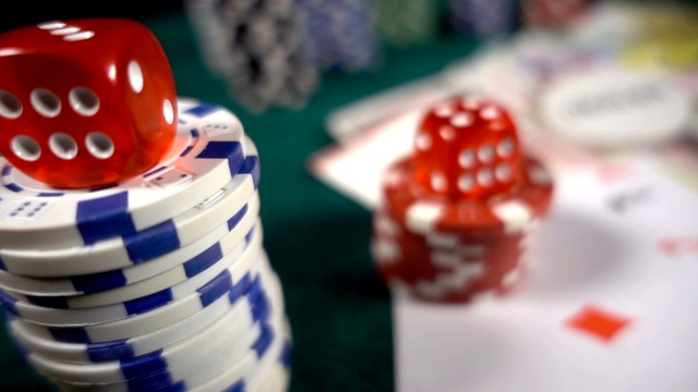 赌博钱、筹码、扑克牌和红色骰子视频素材