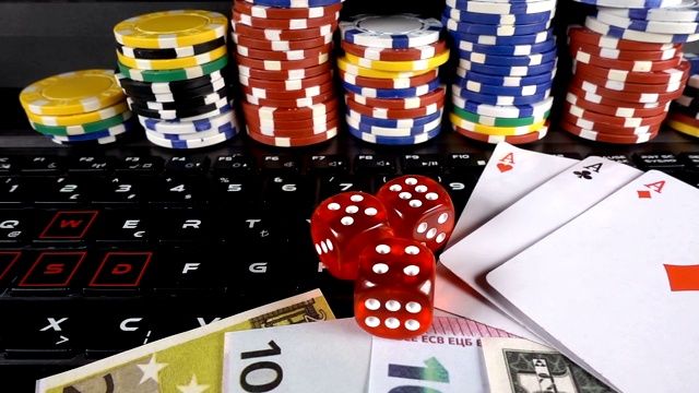 赌博钱，筹码，扑克和骰子在笔记本电脑上视频素材