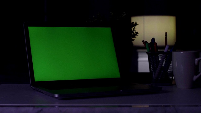 电脑绿屏，家庭办公，摄影。色度键笔记本电脑。视频素材