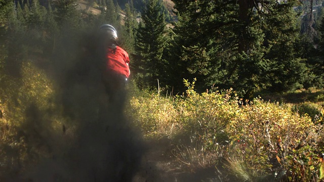 山地车后面尘土飞扬，慢镜头视频素材