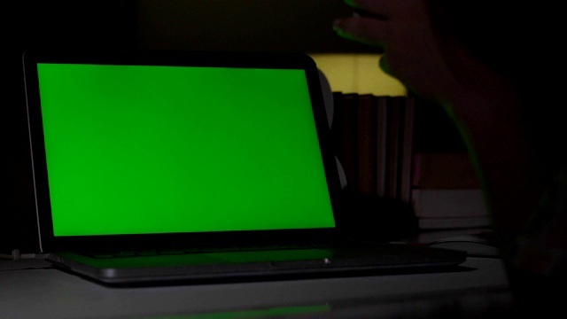 电脑绿屏，家庭办公，摄影。色度键笔记本电脑。视频素材