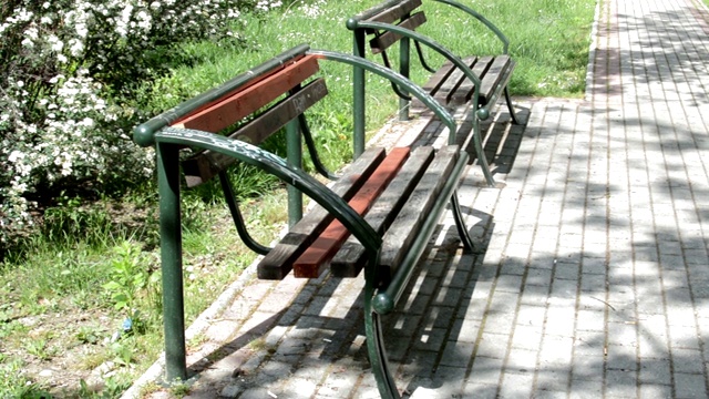公园里的长椅。金属锻铁长凳与木制天花板视频下载