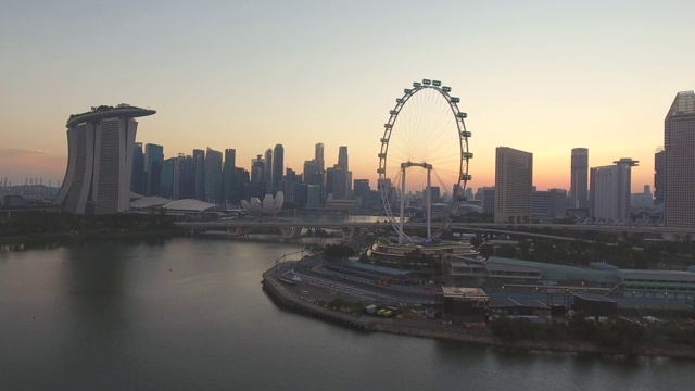 现代商业区滨海湾黄昏，新加坡，航拍视频视频下载