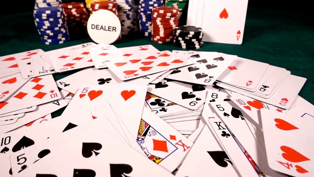 赌博钱、筹码、扑克牌和红色骰子视频素材