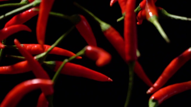 红辣椒飞起来的慢动作视频素材
