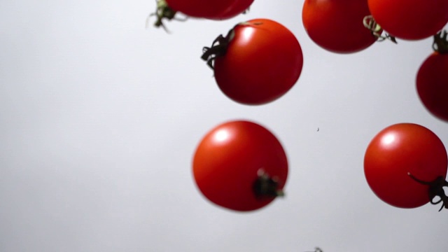 番茄飞起来的慢动作视频素材