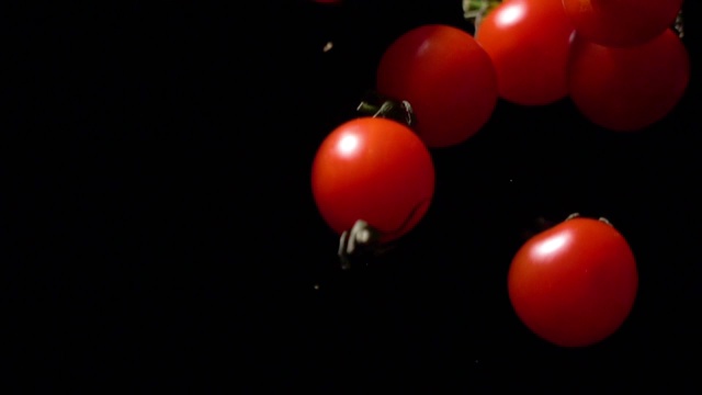 番茄飞起来的慢动作视频素材