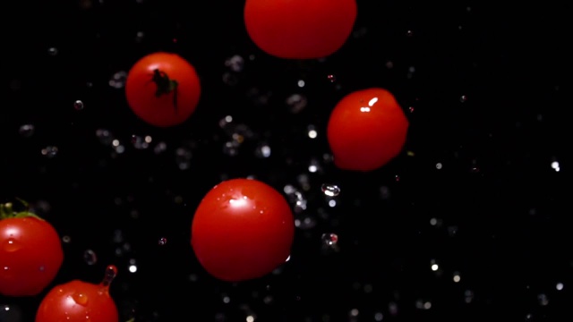 番茄飞溅的慢动作飞向摄像机视频素材