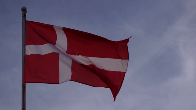 丹麦国旗迎风飘扬，天空湛蓝，画面缓慢视频下载