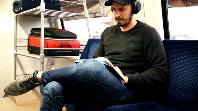 火车上的人在看书视频素材