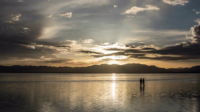 日落在茶卡盐湖流动的云视频素材