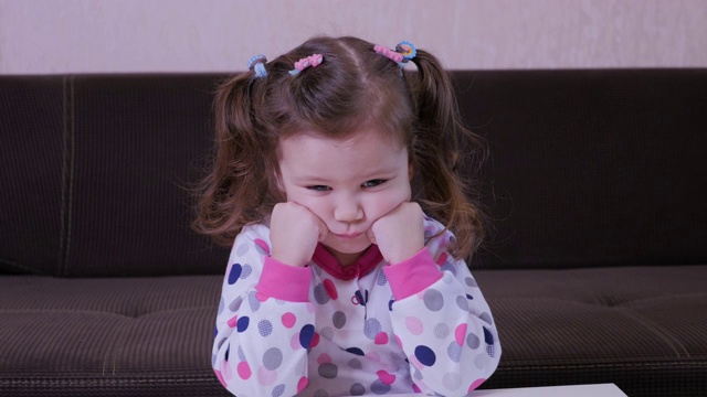 愤怒的孩子。一个愤怒的小女孩的肖像。视频下载